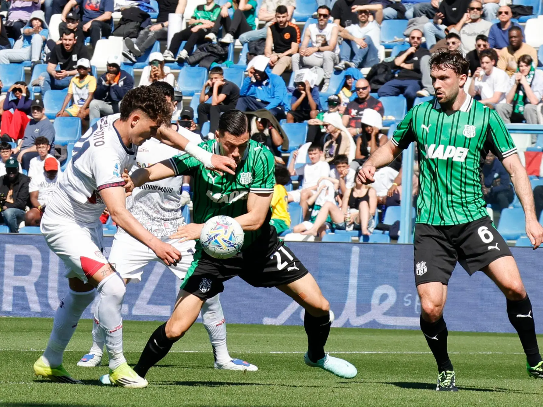 Sassuolo's Jay Idzes (C) touches with the hand the ball committing a penalty foul during the Italian Serie A soccer match US Sassuolo vs Cagliari Calcio at Mapei Stadium in Reggio Emilia, Italy, 04 April 2026. ANSA /ELISABETTA BARACCHI