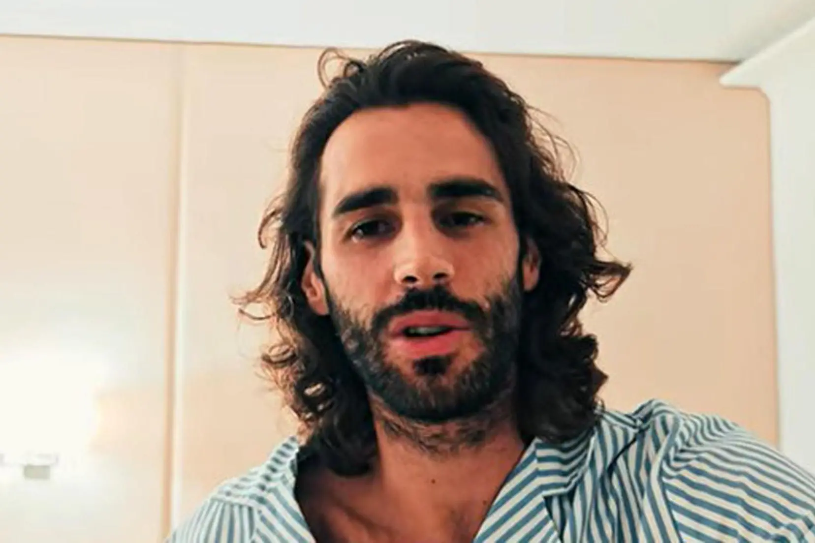 Un fermo immagine tratto da un video pubblicato su Youtube mostra Gianmarco Tamberi che annuncia l'intenzione di partecipare ai mondiali di atletica al via dal 13 settembre a Tokyo (Ansa)