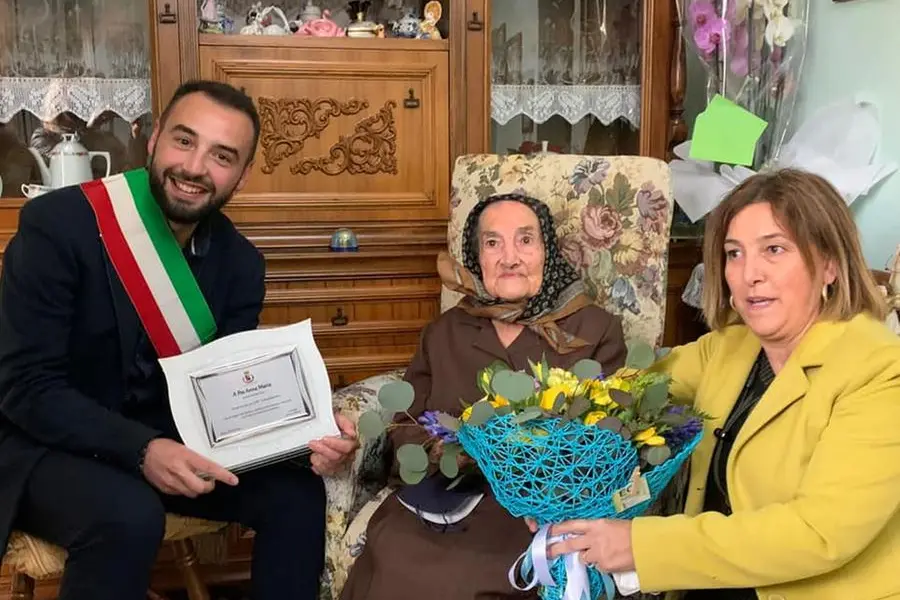 Tzia Anna Maria Pes, nuova centenaria di Burcei (foto Facebook - Simone Monni)