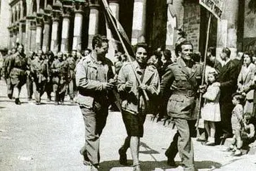 Partigiani sfilano per le strade di Milano il 25 aprile 1945 (foto wikipedia)