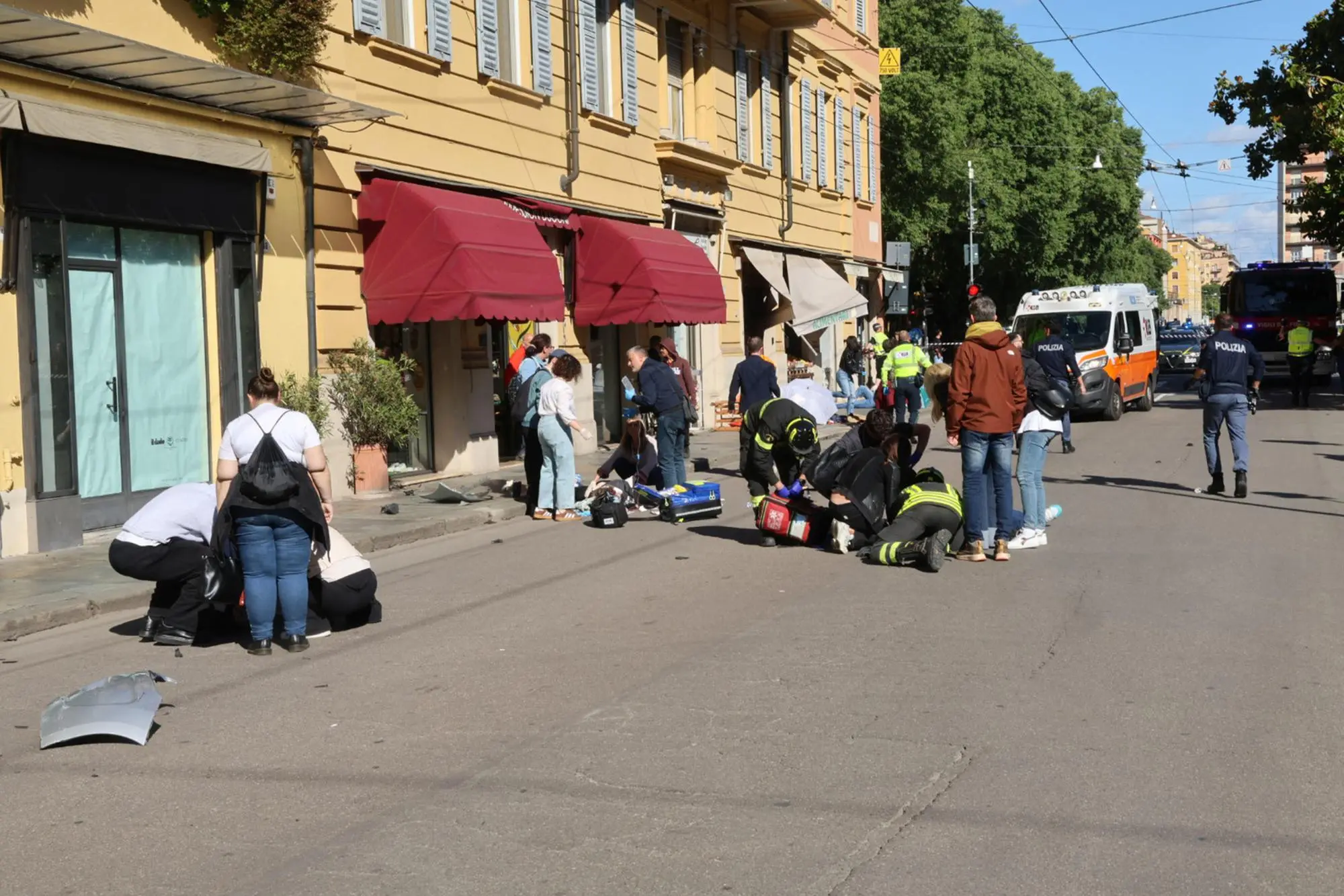 Modena, i soccorsi dopo l'incidente (foto Ansa)