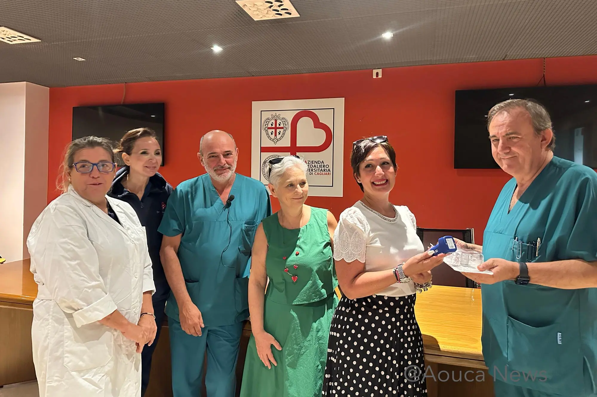 La consegna del dispositivo al Policlinico di Monserrato (foto Aou Cagliari)