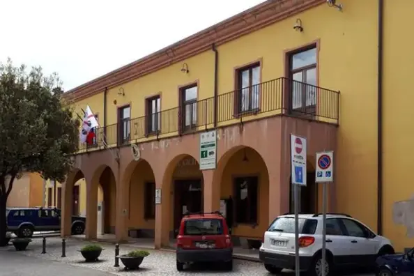 Il municipio di Lodè (foto Ansa)