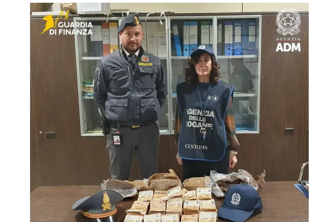 Il denaro sequestrato (Finanza - Adm)