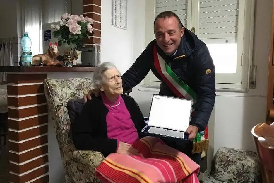 Nella foto il sindaco e la nonnina