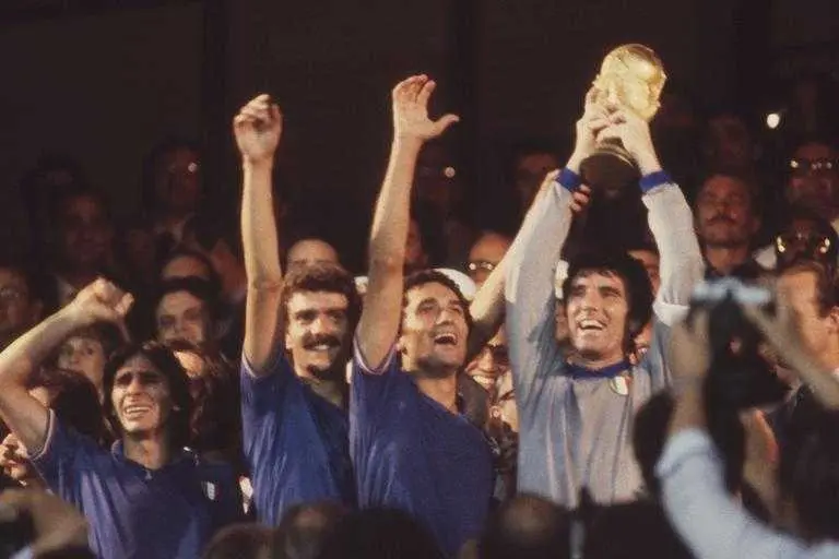 Dino Zoff alza la Coppa del Mondo del 1982 (Ansa)