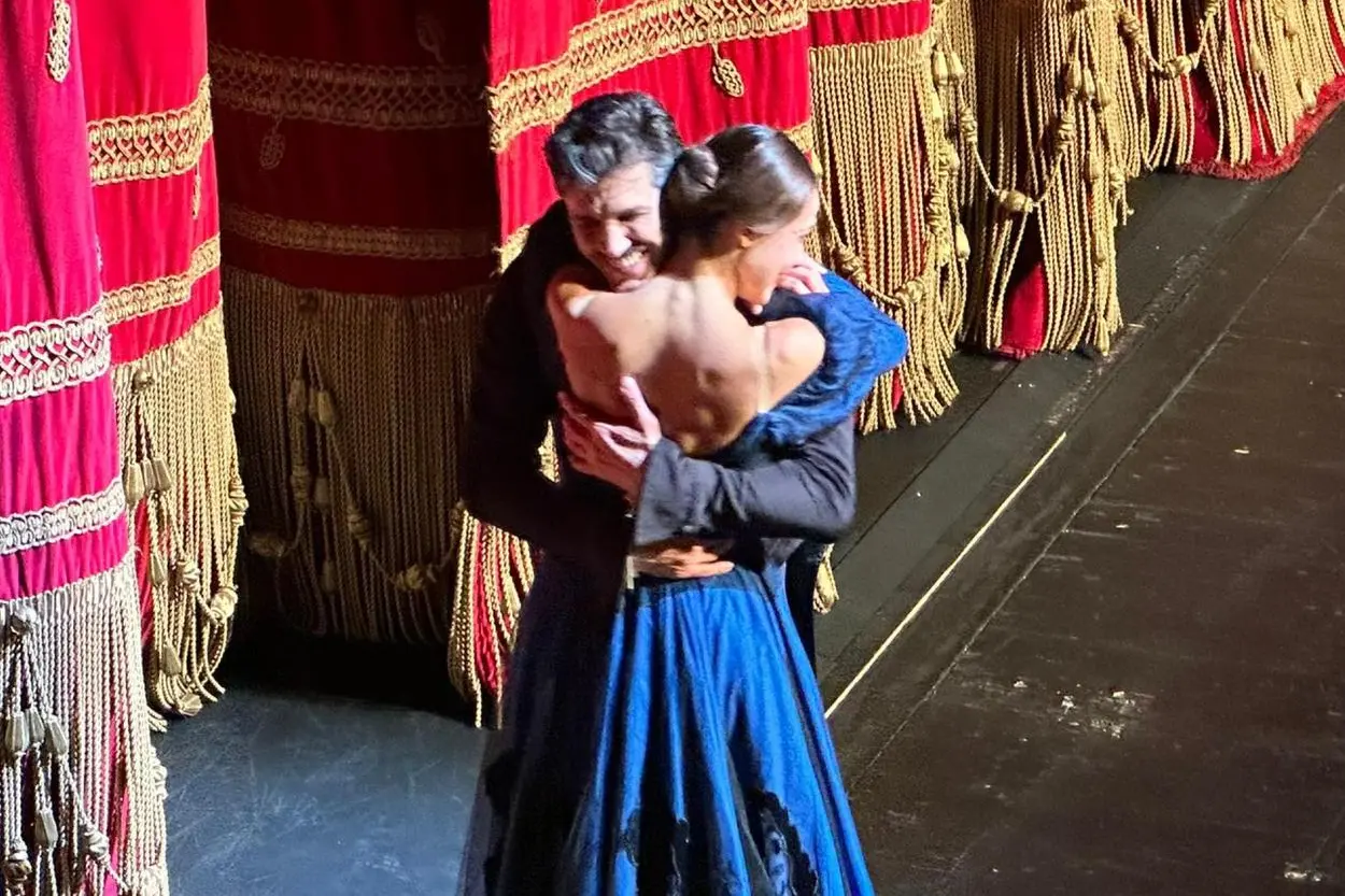 La prima ballerina della Scala Nicoletta Manni sul palco dopo l'annuncio (foto via Ansa)