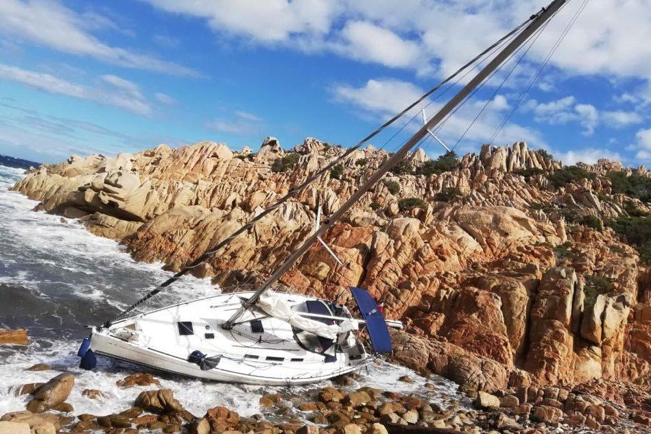 Barca incagliata a Cala Coticcio, in salvo cinque persone