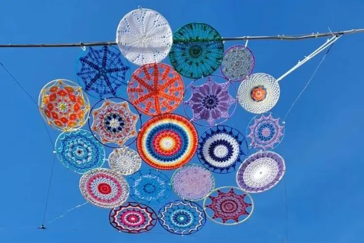 Le decorazioni ad uncinetto a Ossi (foto concessa)