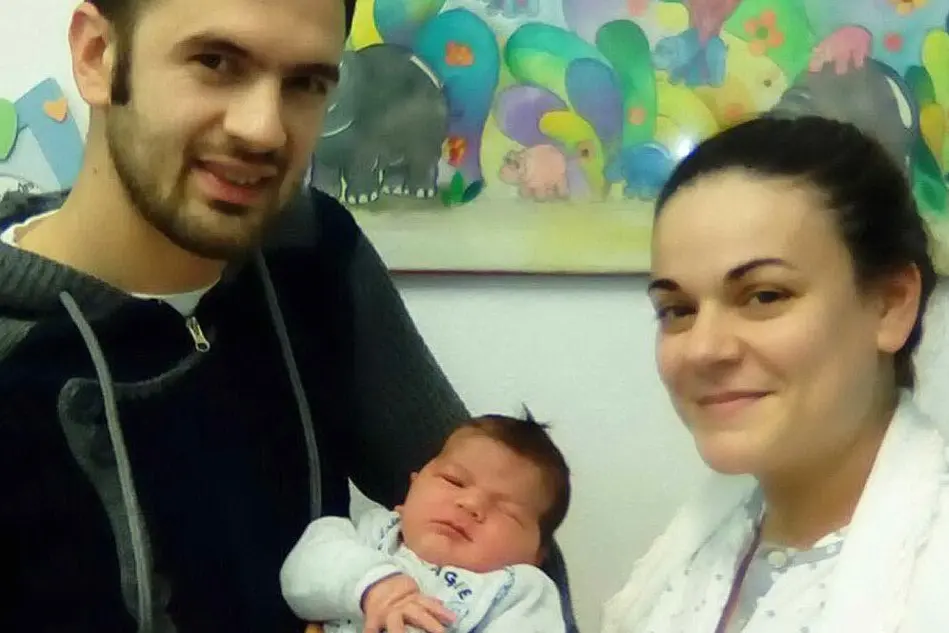 Mattia con i genitori Katia Scanu e Renato Falqui