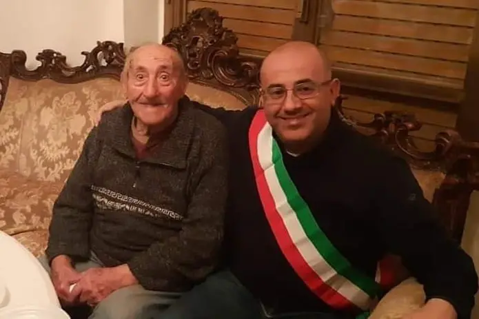 Zio Mario Giua con il sindaco di Calangianus, Fabio Albieri (L'Unione Sarda - Tellini)