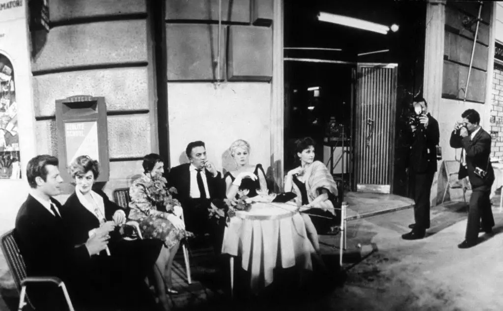 Mastroianni nel cast del film &quot;La dolce vita&quot; con il regista Federico Fellini riunito a Cinecittà nel 1959