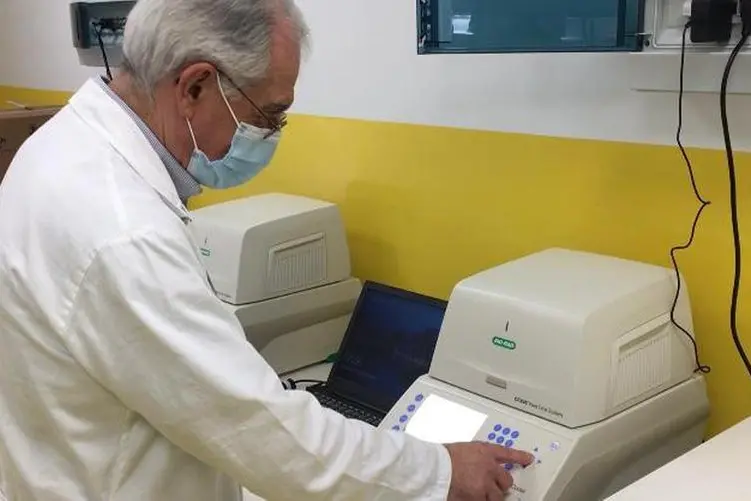 Ferdinando Coghe nel laboratorio dell'Aou di Cagliari (Archivio L'Unione Sarda)