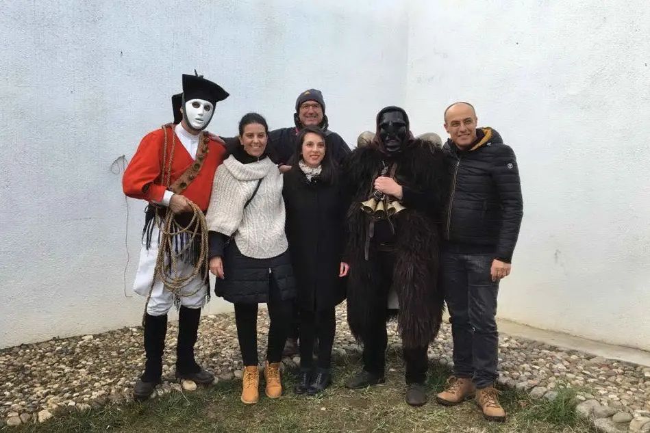 I genitori di Fabio Aru posano con i Mamuthones