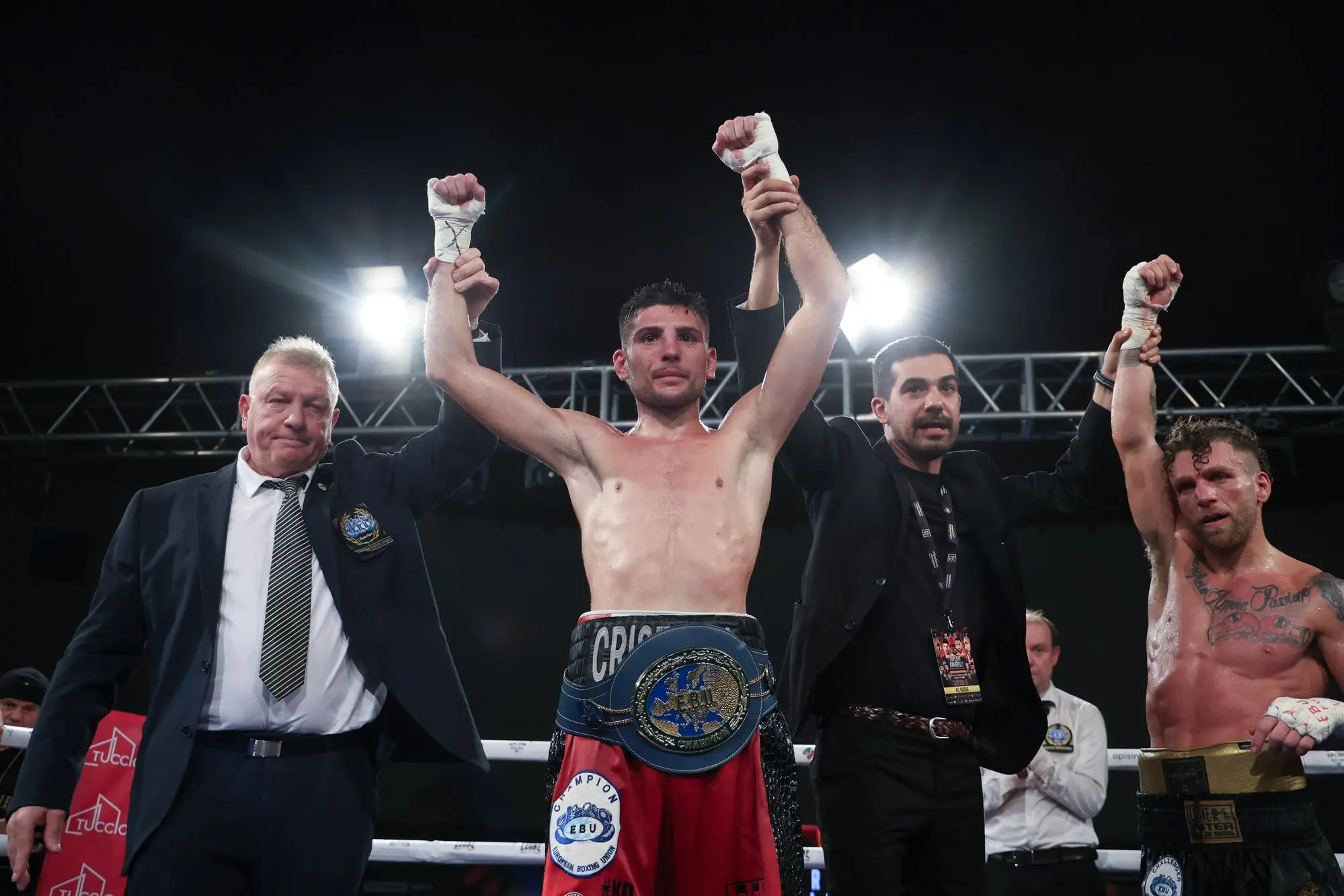 Cristóbal Lorente festeggia la vittoria del titolo europeo pesi Piuma a Carbonia, contro Francesco Grandelli (foto Fabio Murru)