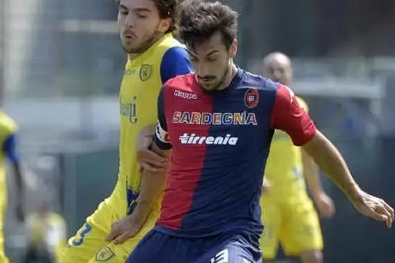 Davide Astori con la maglia del Cagliari (Ansa)