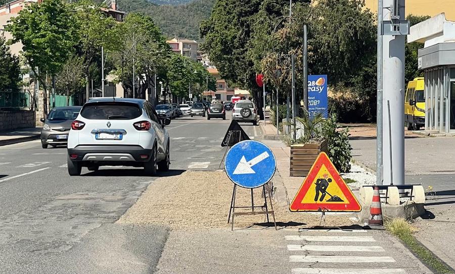 Muravera, rimosse le radici dei pini (già abbattuti) lungo la via Roma