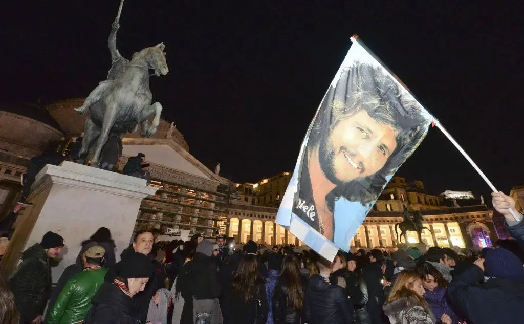 A Napoli, una folla di 100mila persone si riuniscono in piazza del Plebiscito per ricordarlo