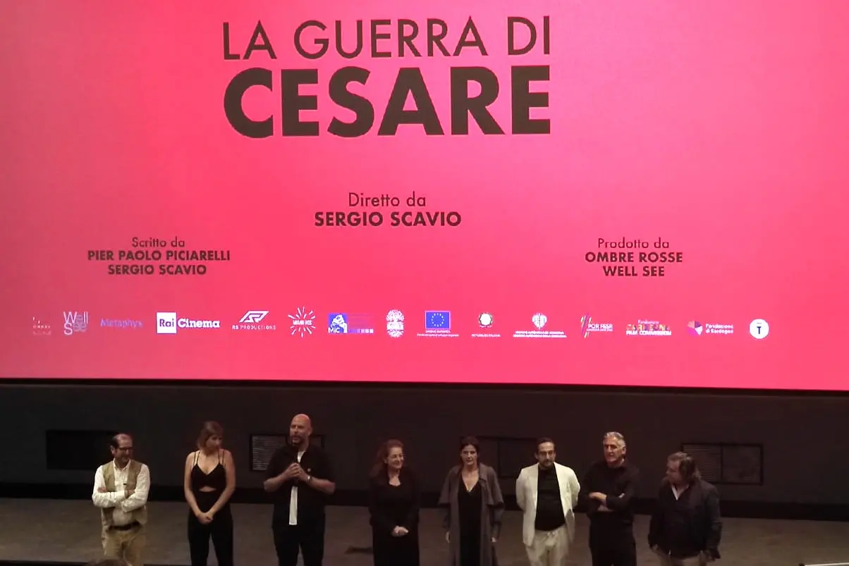Il regista Scavio e alcuni attori e attrici alla prima del Cityplex Moderno di Sassari (foto G. Marras)