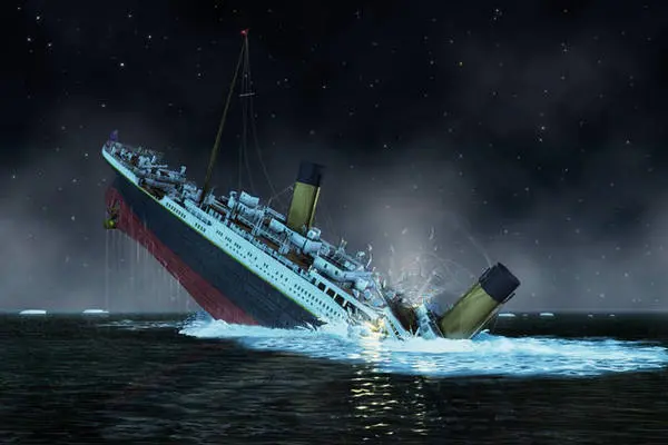 Oceano Atlantico: il transatlantico RMS Titanic in viaggio inaugurale urta contro un iceberg; affonderà nelle prime ore del 15 aprile