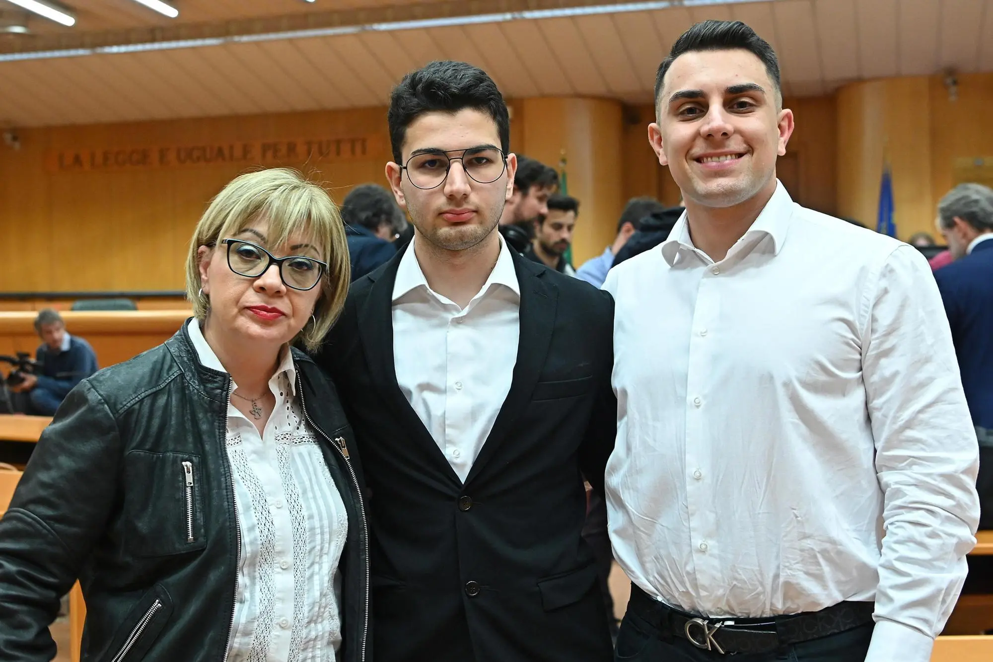 Alex Pompa con la mamma Maria ed il fratello Loris (Ansa)