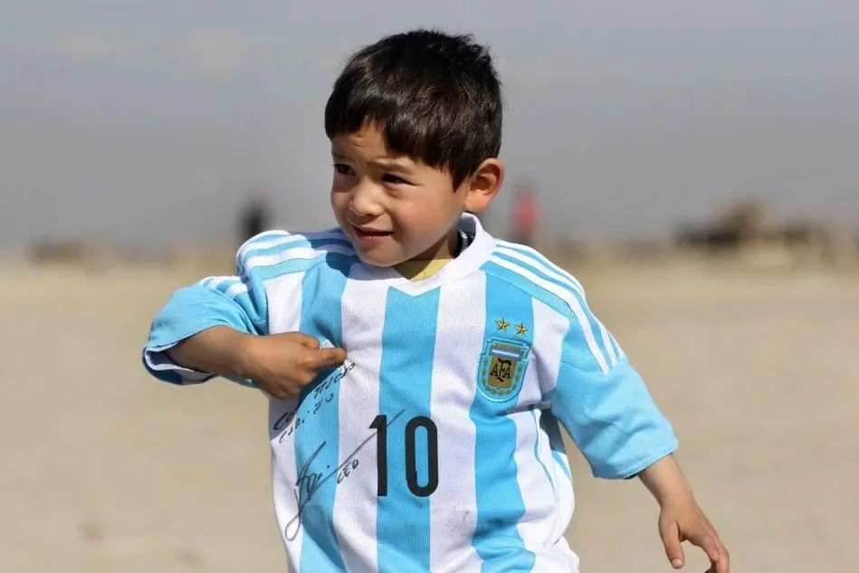 Il piccolo fan di Lionel Messi (Ansa)