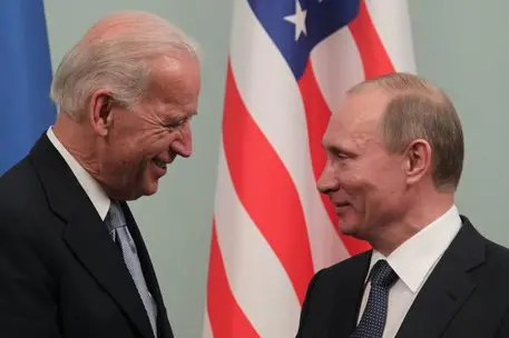 Il presidente americano Biden e quello russo Putin (Ansa)