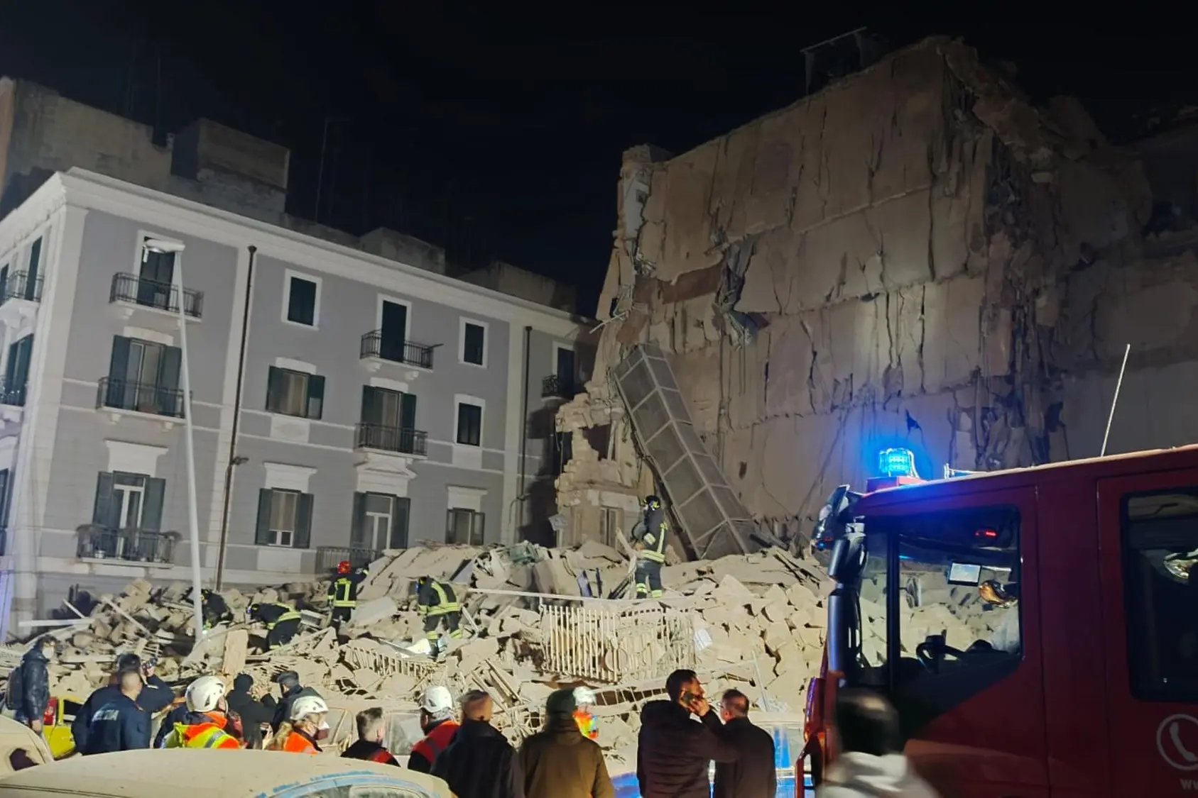 La palazzina, già sgomberata mesi fa perchè dichiarata pericolante, che è crollata nel quartiere Carrassi di Bari, tra via De Amicis e corso Benedetto Croce, 05 marzo 2025. Non è ancora chiaro se ci siano persone che sono rimaste coinvolte nel crollo. Sul posto ci sono le forze dell'ordine, il personale del 118 e i Vigili del Fuoco. La zona è stata delimitata per motivi di sicurezza. ANSA / Alba Di Palo