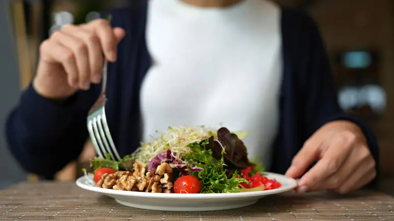 Mangiare bene nel 2025: la nutrizione per una vita sana e sostenibile