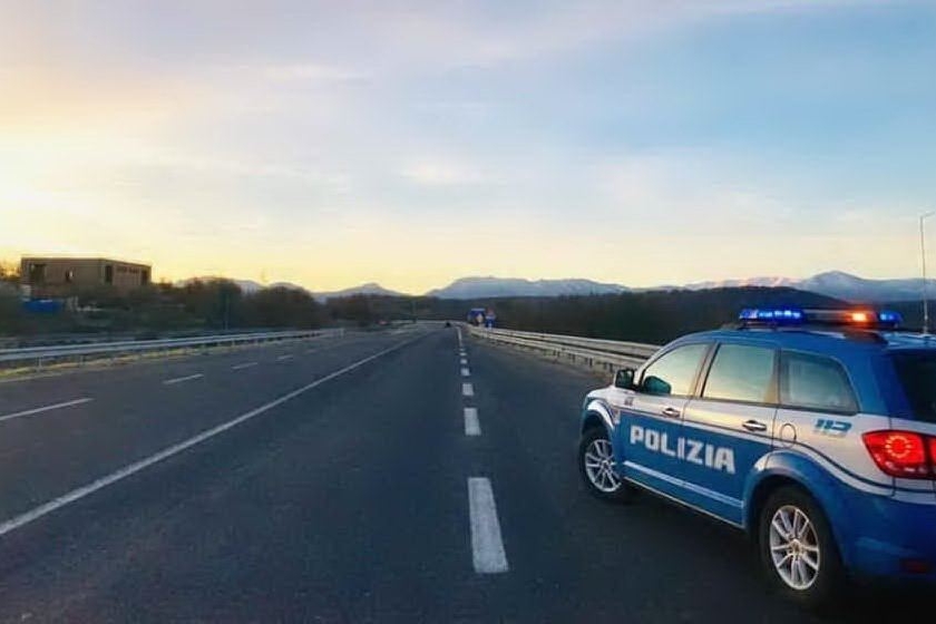 La Polizia stradale a Fonni (dal profilo Fb ufficiale)