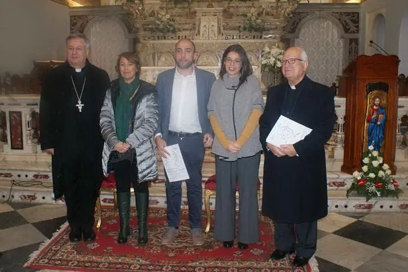 I premiati con il vescovo Carboni e don Pittau