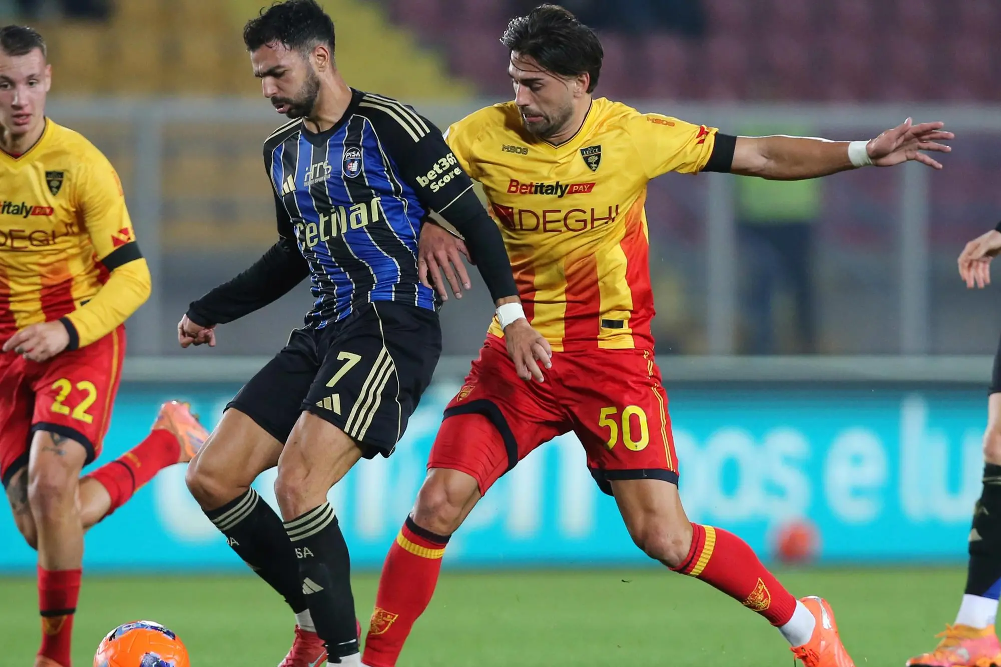 US Lecce's Santiago Pierotti (R) and Pisa SC Mehdi Leris (L) in action during the Italian Serie A soccer match US Lecce - Pisa SC at the Via del Mare stadium in Lecce, Italy, 12 december 2025. ANSA/ABBONDANZA SCURO LEZZI