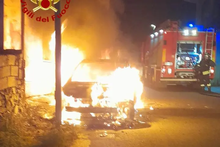 L'auto in fiamme (Vigili del fuoco)