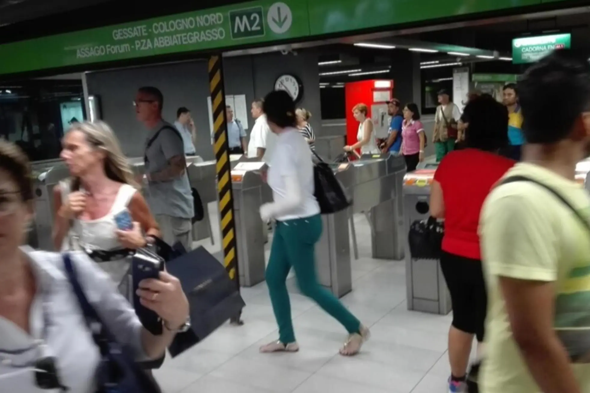 Passeggeri in metro a Milano (Ansa)