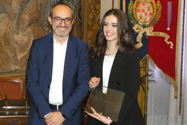 Il sindaco Paolo Truzzu e la danzatrice Carola Puddu (Foto: Comune di Cagliari)