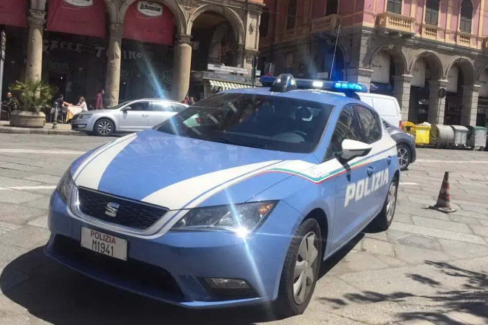 Un'auto della polizia in via Roma