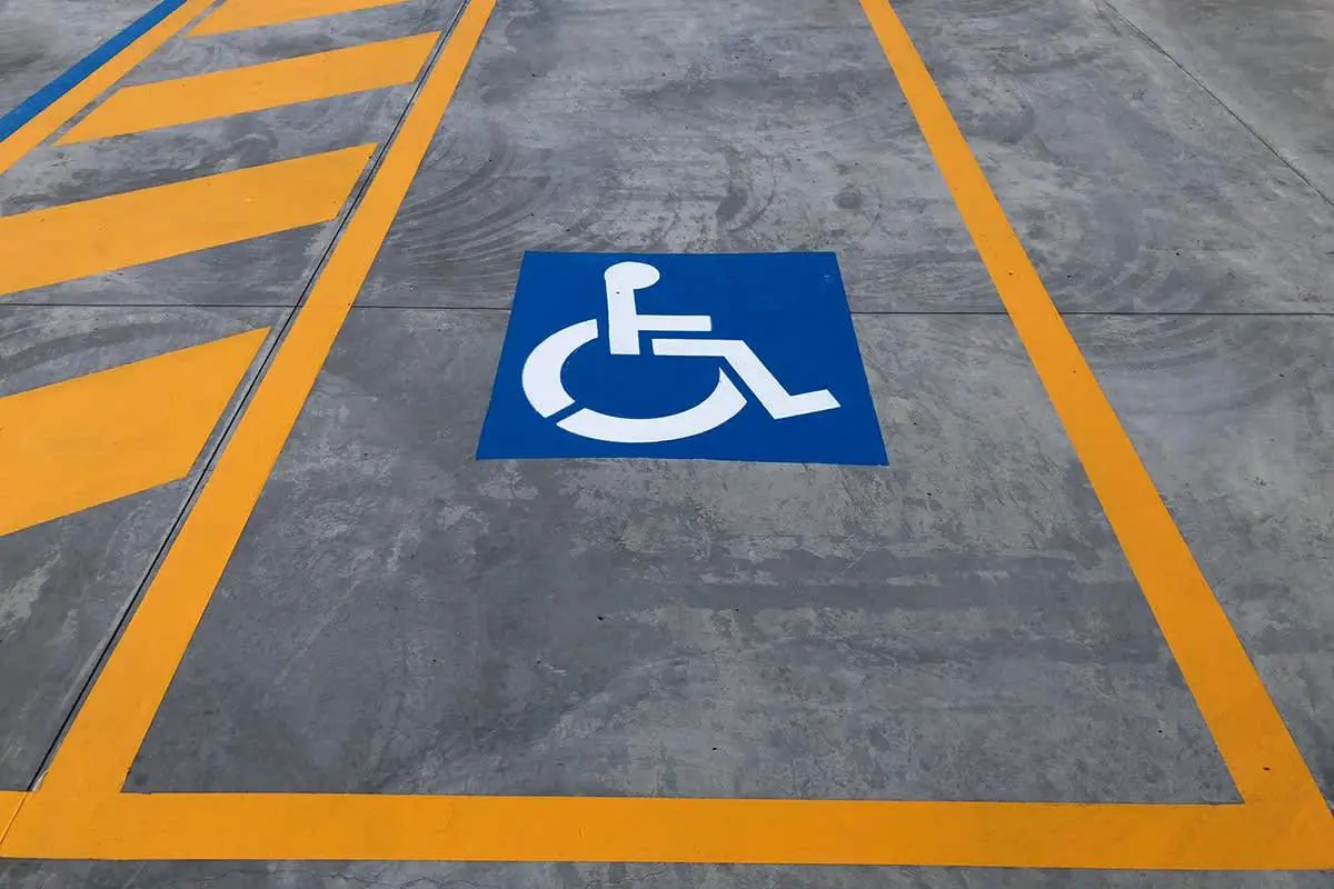 Un parcheggio per disabili (foto Lai)