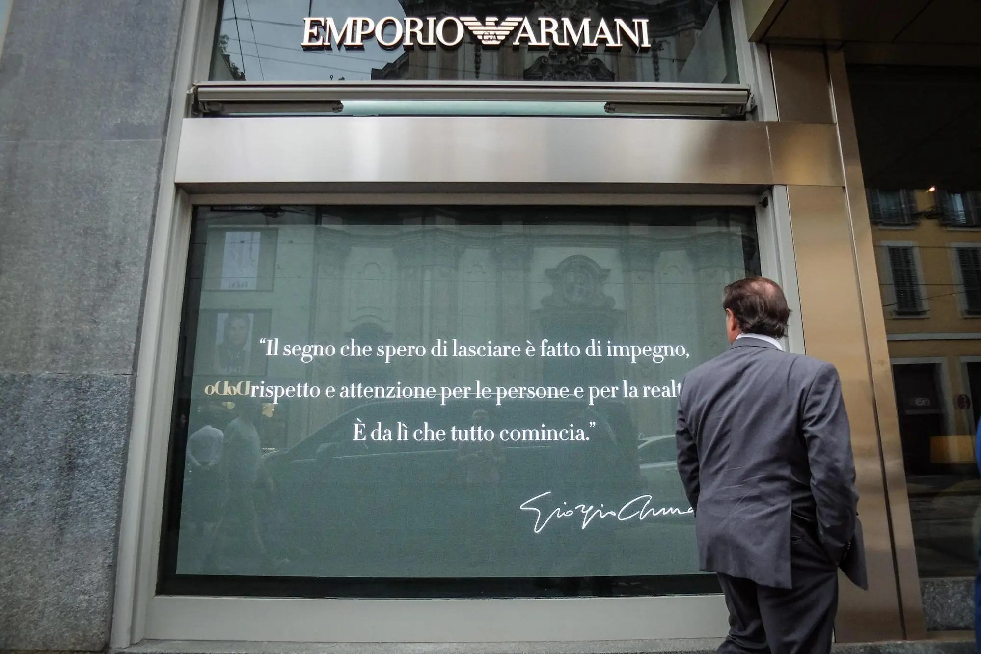 Chiusi per lutto i punti vendita nel pomeriggio del funerale di Giorgio Armani, Milano 8 Settembre 2025. ANSA/MATTEO CORNER - - - - - - - - - - - - - - - - - - Shops closed for mourning on the afternoon of Giorgio Armani's funeral, Milan, 8 September 2025. ANSA/MATTEO CORNER