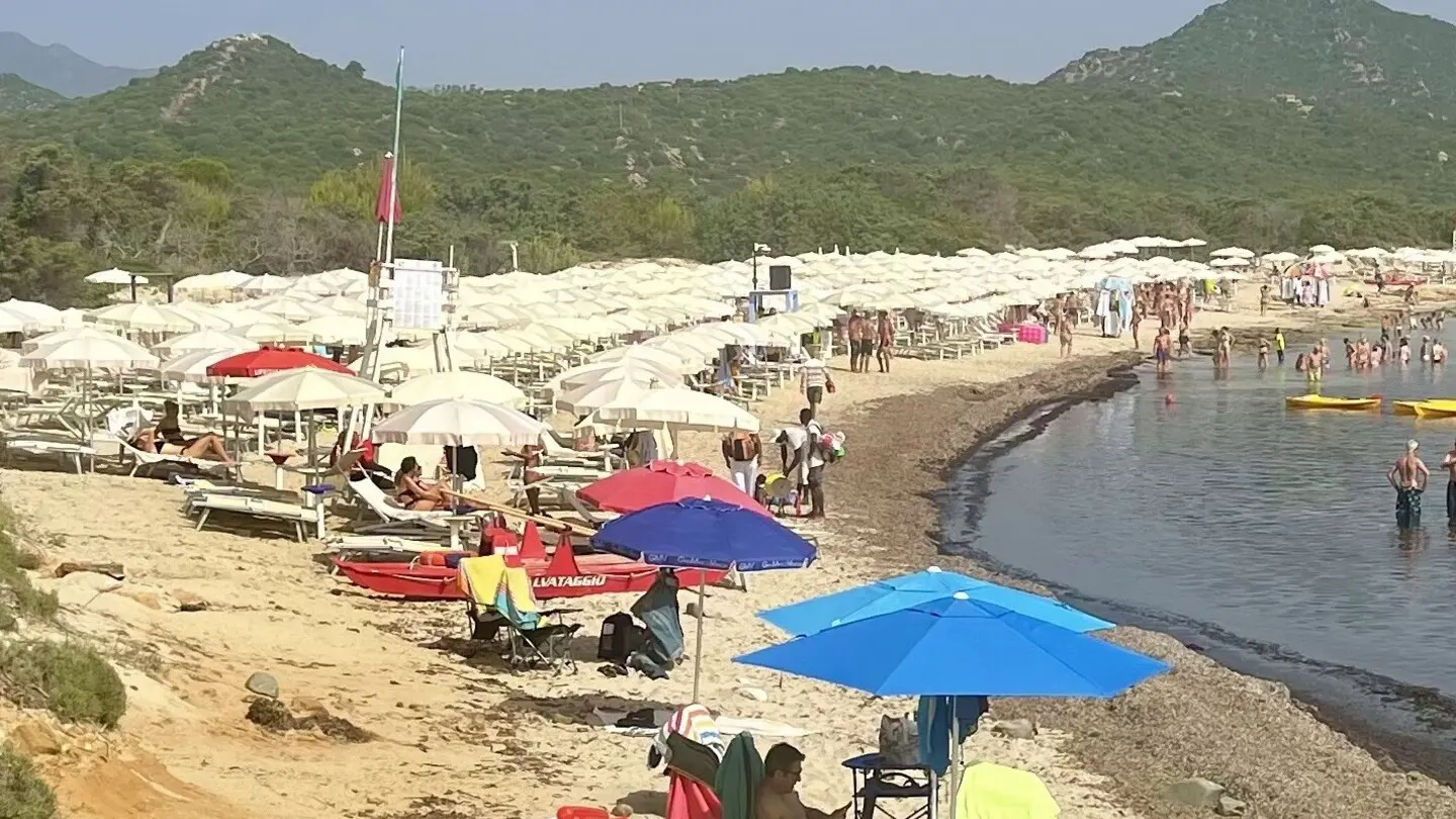 Due resort a Muravera multati per eccesso di ombrelloni e mancanza di infrastrutture