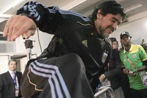 Maradona Show, salto della transenna