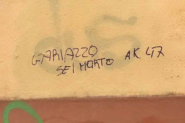 Una delle scritte contro il sindaco, su un muro del mercato civico di Iglesias