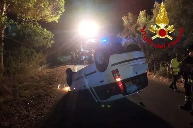 Auto ribaltata sulla Cannigione-Baia Sardinia (foto Vigili del Fuoco)