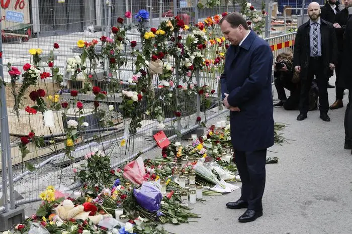 Il premier svedese Stefan Lofven sul luogo dell'attacco