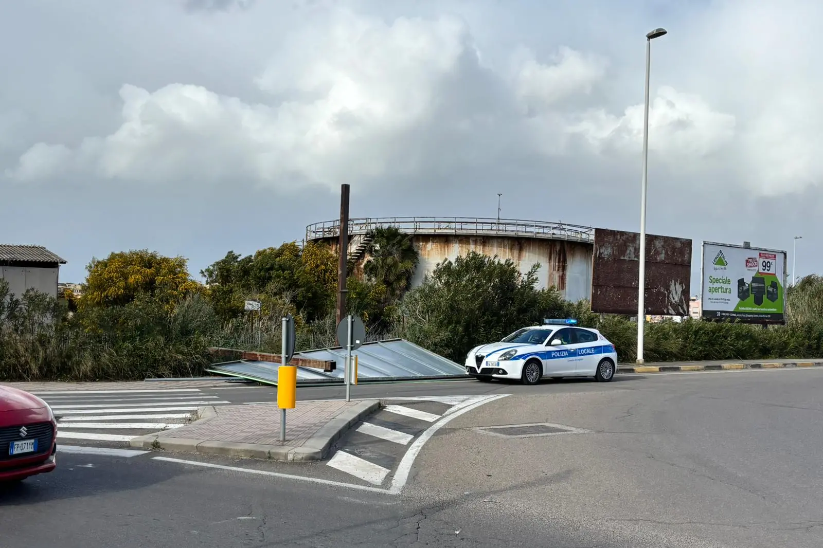 I cartellone pubblicitario caduto a Pirri per il forte vento di maestrale (Foto: Roberto Carta)