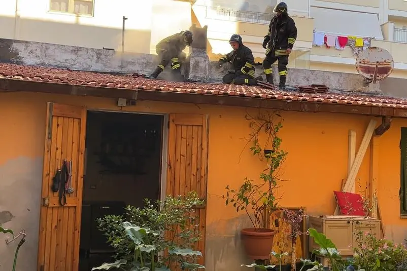 Vigili del fuoco al lavoro (foto Fiori)