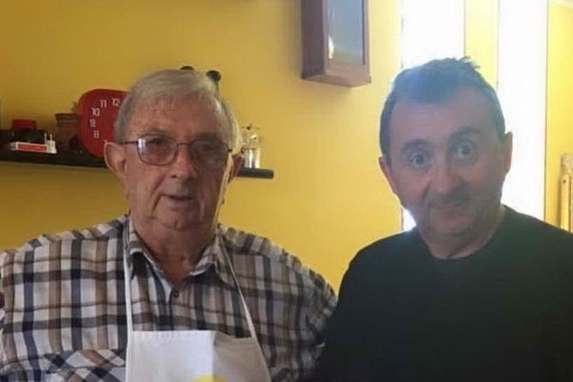 Il comico Vito Bicocchi e il padre (foto Instagram)