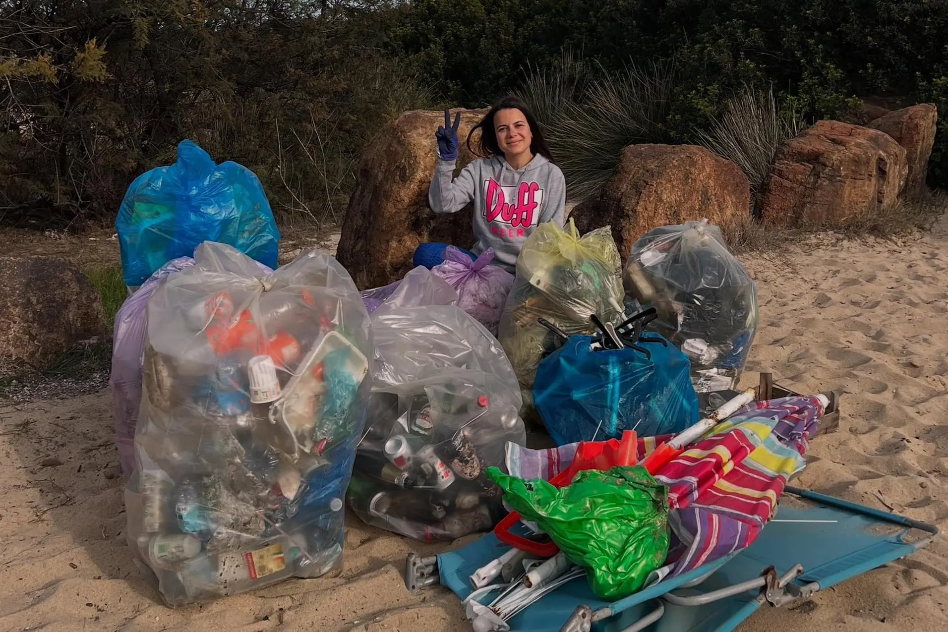 Silvia Spano con i rifiuti differenziati in spiaggia a Costa Rei