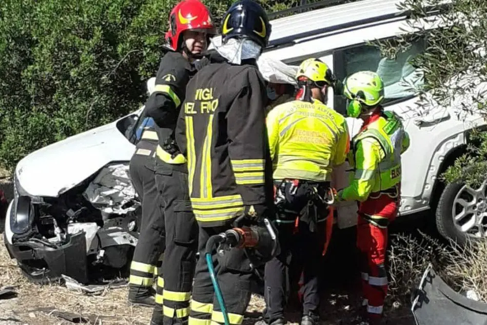 L'estrazione di uno dei conducenti (foto Vigili del fuoco)