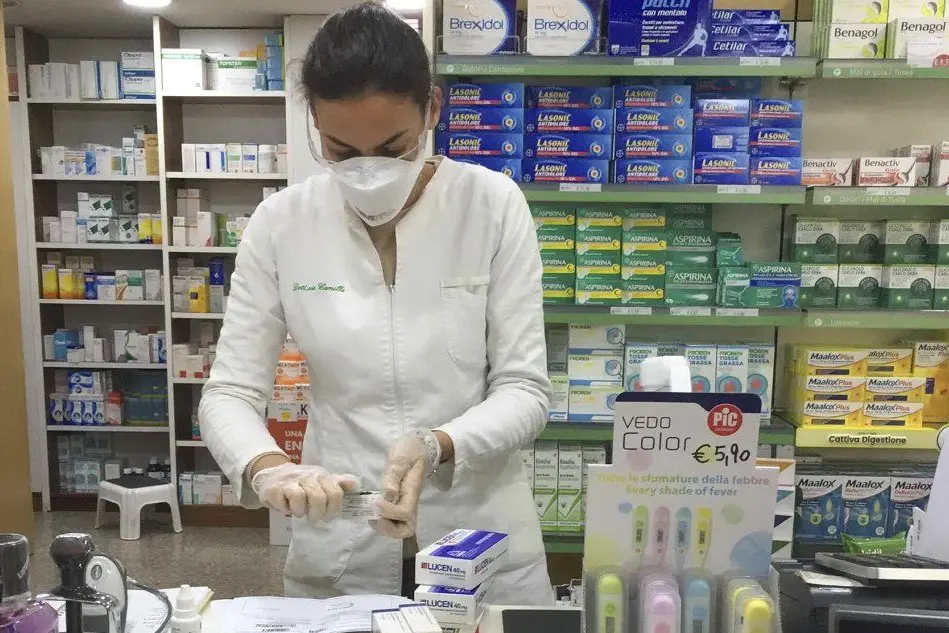 Una farmacista a Cagliari (Archivio L'Unione Sarda - Anedda Endrich)