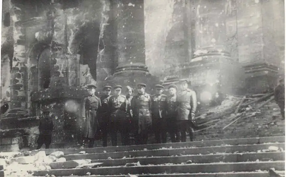 Soldati sovietici davanti al Reichstag